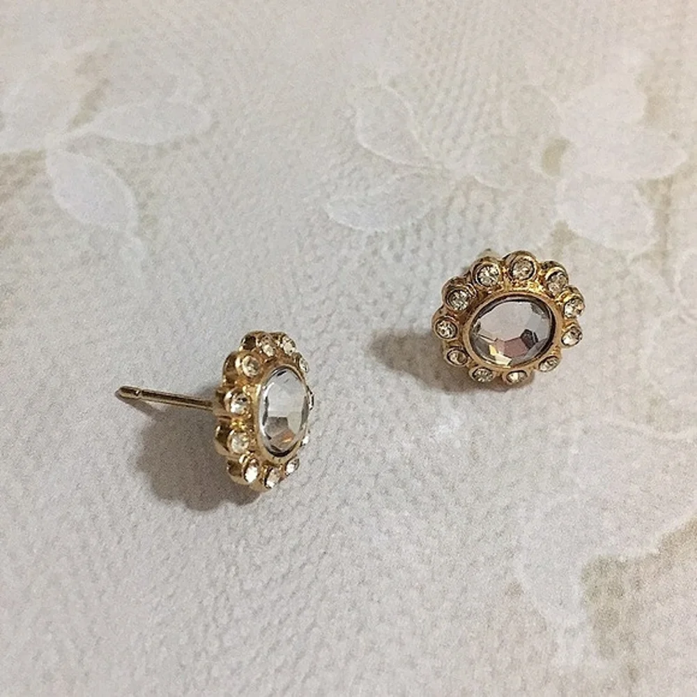 Scalloped halo button earrings